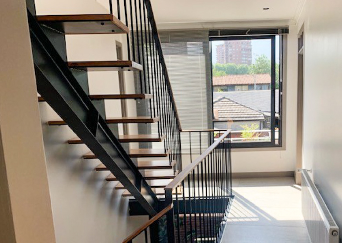 venta-casa-en-las-condes-Escalera1